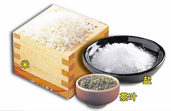利用米、盐和茶叶，一把一把撒在门口外面，有辟邪化煞的作用。