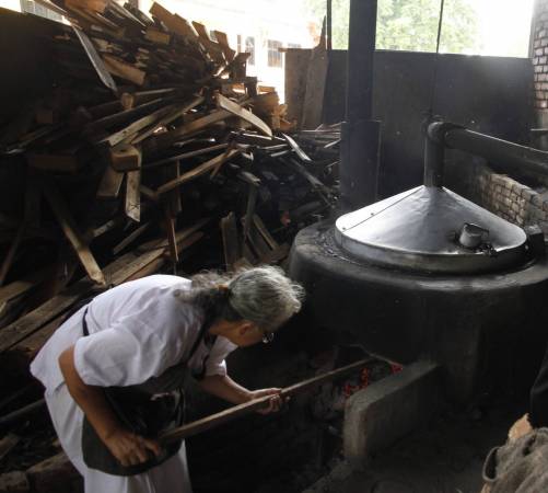 熬煮过程不时要添柴生火，以确保蒸气管把蒸气均衡输送到桑拿室。