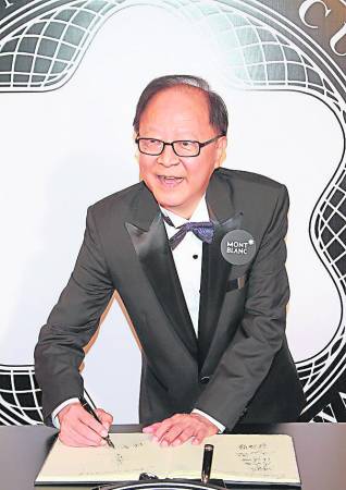  钟景辉是香港资深的演艺圈长辈， 大家都称他为“King Sir”。 