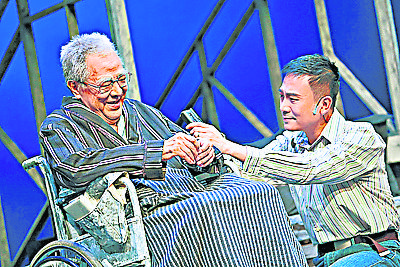  戏剧大师钟景辉与陈国邦在剧中演译人生深层意义的课题，感动了众多的观众。
