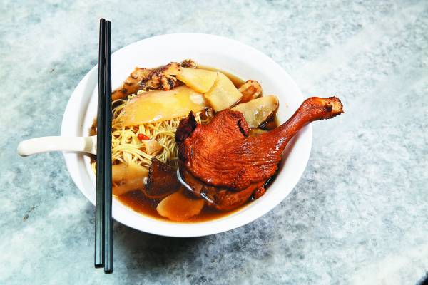鸭腿面，采用上等药材炖煮多个小时而成，清香远溢，真材实料。 