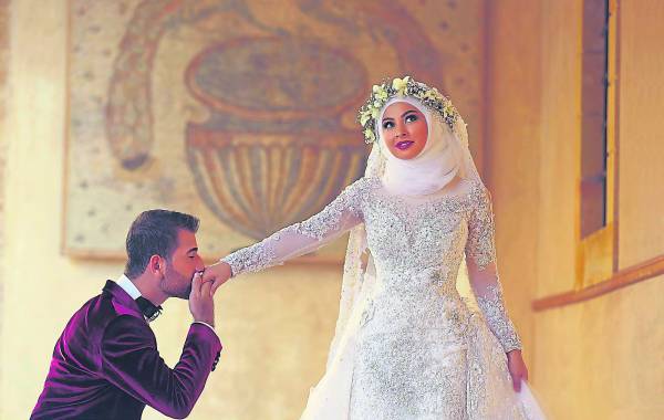 阿联酋虽然满街富豪，但是当地女人的婚礼排场要价从10万美元起跳，政府为了让当地男人婚姻“本土化”，不惜出钱帮忙办婚礼。