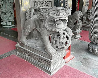 庙门口外的石狮子阳气十足，对于被小人及霉运缠身者有很好的帮助。