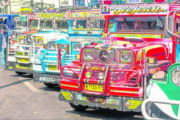 吉普尼(Jeepney)一词来自Jeep与Jitney(吉特尼合和德士)两者的结合；白天时它是德士，夜里则化身为司机一家的温馨小屋，是菲律宾的文化和艺术标志。 