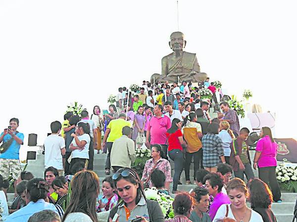 在泰国当地也处处可见龙普托的雕像、画像、铜像、护身符,以及不时举办的各项活动。