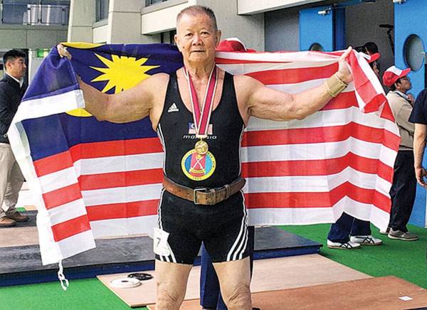 每当胜利的国旗披在肩上时,伍潮胜都会感到无限光荣。