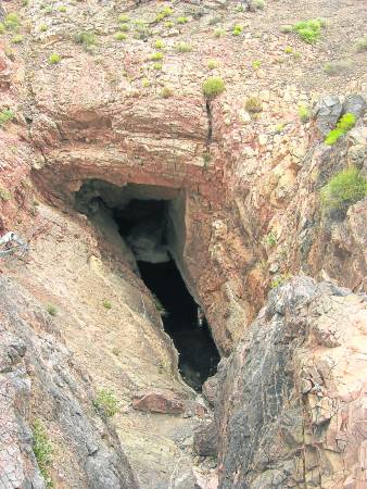 有学者推测，有些人误入“死人谷”，可能是踏上大断层上的沉积物而掉入深渊，结果死不见尸。