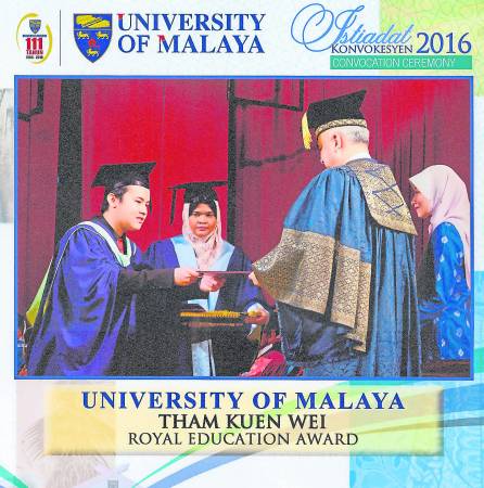 谭大师的小儿子谭权威在马大以最杰出的一级荣誉学位毕业，获霹雳州苏丹殿下颁发2016年大马皇家教育奖。