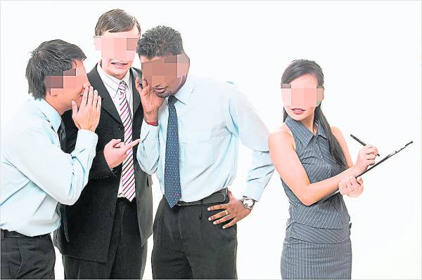 办公室里有形形色色的人,面对小人,硬碰硬,很容易两败俱伤,与其这样,到不如利用小人的名誉做善事,这样不但能减少他的破坏性,甚至还可以让他成为你的贵人呢!