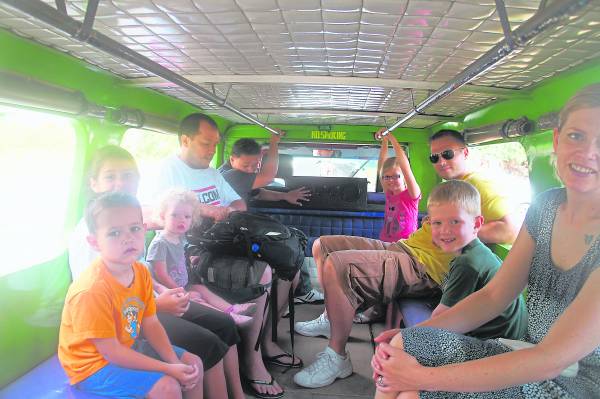 在大热天里，乘客就挤成一团焗在小小的车厢内。