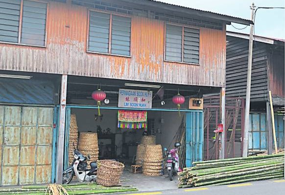 简陋的老店,却是孕育了两代人的避风港。
