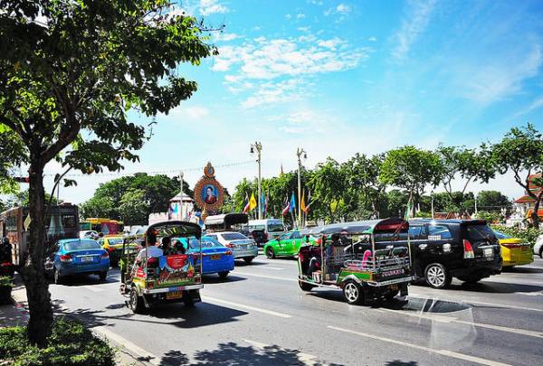 司机设陷：嘟嘟车是曼谷的特色之一，但要提防一些狡猾的司机，以廉宜收费吸引游客去宝石商店逛逛。