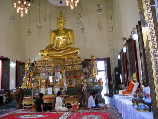 幸运之佛：真正的幸运佛寺是Mahanparam Worawihan，不是路人指点的小庙。