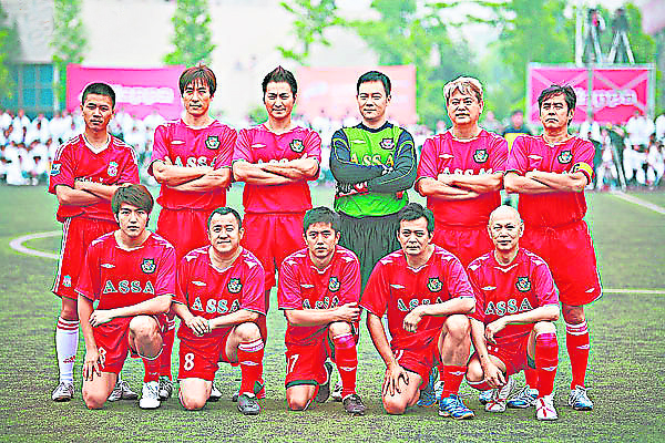 虽已经迈入老年阶段，但曾志伟对足球的热情不减反增，和陈百祥、谭咏麟等艺人组了一队“明星足球队”，不时参与足球竞赛。 