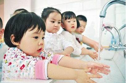 手是细菌最多的部位，家长一定要教导孩子勤洗手，才能预防生病。 