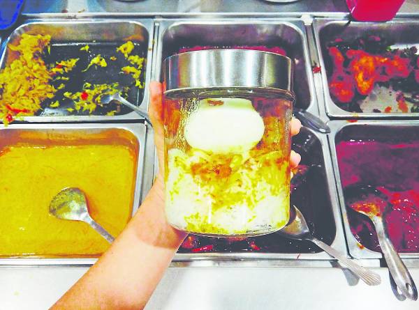 忘了带饭盒又想打包杂菜饭怎么办?身上有什么容器,就用什么容器,玻璃罐打包看起来也更美味了。