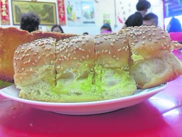 很多人早餐都有吃面包的习惯,现在茶餐室供应一种新款面包——芝麻蒜香面包,吃过的人都赞好。