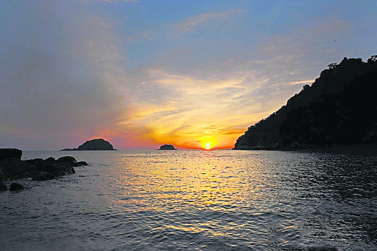 这里天连着海,站在海岸便能欣赏夕阳的美。