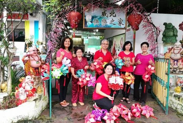 邱素琳和友人们把自制的红包灯笼送给安老院长者以及佛友们，和他们分享新春的喜悦。