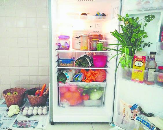郑凤云家的冰箱就是长这样，一目了然，没有一大堆有的没的，她说冰箱里的蔬果一个星期内会吃光光，绝对不会有食物浪费问题，冰箱也超容易清理，多好啊！