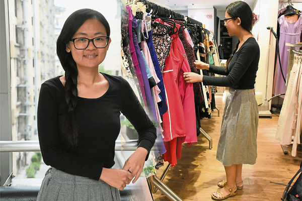 凤云身上穿的衣服均在二手服装店买的，上衣和裙子加起来不超过25令吉。