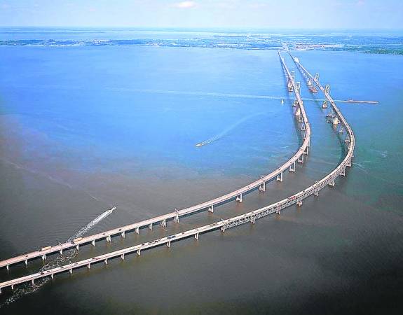 以长、高、险著称的美国切萨皮克湾大桥，由于有很多司机不敢自己驾车过桥，结果代驾公司应运而生。
