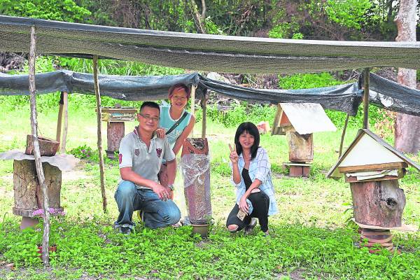 都市养蜂人赖姜宇，他亲切在现场为记者解说银蜂生态，他养殖银蜂至今只有短短几年时间，不但在售卖蜂蜜取得良好业绩，还兼卖银蜂树桐，让他客源不断，养蜂事业蒸蒸日上。 