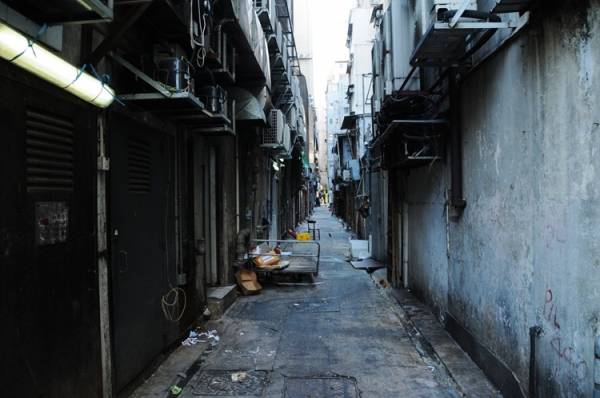 住家后巷聚集许多晦气、病气,形成“煞气”,若家宅大门方向不幸对正的话 ,容易招来霉运横祸,甚至开刀等血光之灾。