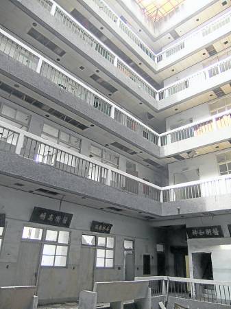 台湾这栋七层楼高，废弃了20年的医院，即使是大白天仍飘散出淡淡的诡异气氛。杏林医院曾是台南最大的医院，疑因医德不佳引发多起“医死人”事件后人去楼空。