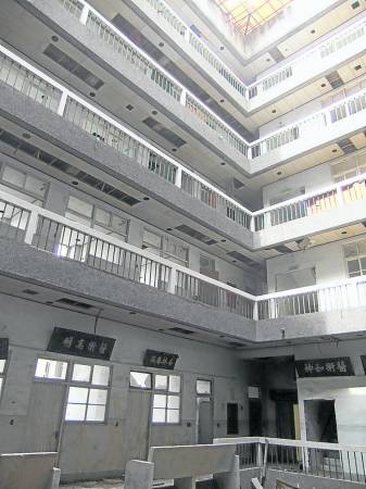 台湾这栋七层楼高,废弃了20年的医院,即使是大白天仍飘散出淡淡的诡异气氛。杏林医院曾是台南最大的医院,疑因医德不佳引发多起“医死人”事件后人去楼空。