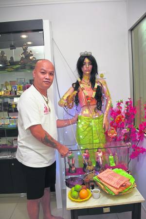 马六甲阿罗汉泰佛行老板Kevin供奉的金女皇，成为当地人的指明灯。 