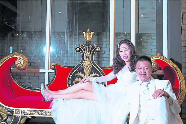 现任丈夫虽然比卉颖师父小8岁,但因一股“神秘力量”,促使他们共结连理,一起步入婚姻殿堂。