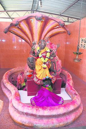 这尊Durga神像已有数百年历史，而祂身后的便是会吐宝石给有缘人的蛇神。 