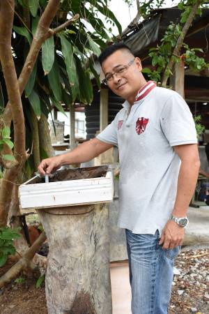 “纯天然蜜源,全手工采撷,做良心产品,带动旅游业,带动经济。”赖姜宇的经营理念乃长远奋斗目标。
