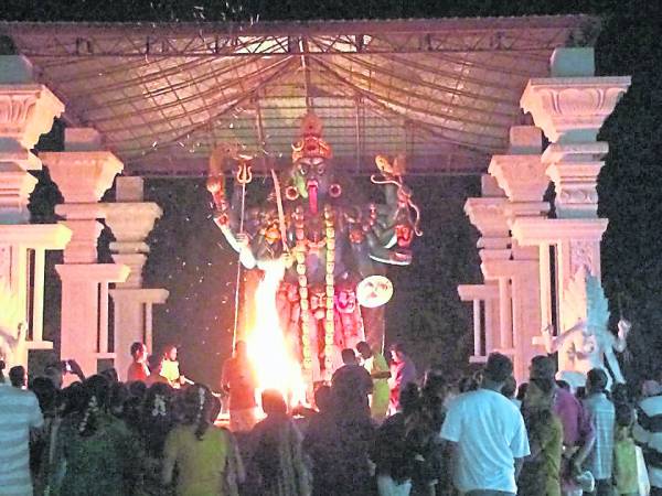 每个月，印度娘财神爷庙都会举办烧辣椒干仪式，祈求把霉运烧掉，吸引无数信徒参与。