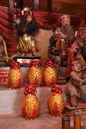 有不少信徒特地包巴士到峇都交湾的印度娘财神爷庙抱黄梨回家，希望财运旺旺来。