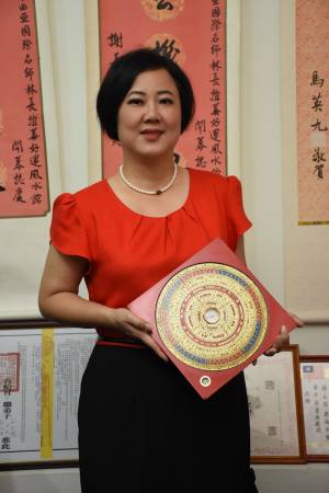 陈季谊师父表示,商店前面马路高过店面或者对面有高楼太逼近,在风水学上是奴欺主,员工则难于服从老板。同时,选择商店时也必须避开对面有两栋楼,而中间为一条细缝,如果楼层愈高伤害愈大,这种现象称之为“天斩煞”。