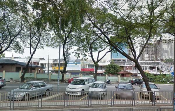 店外有树或电缆会挡住顾客的视线,进而影响生意额。