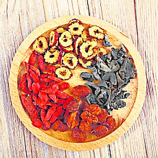 肾阳虚的人属燥热之人,脾气也欠佳,宜多吃滋阴补肾食物。
