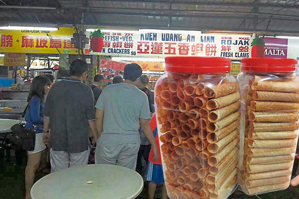 阿莲的鸡蛋卷是筒式的，格外酥脆，装在红盖饼桶里凸显浓浓的大马风情味。