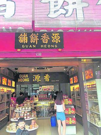 源香饼铺是游客路经怡保时,必买鸡仔饼的土产店。
