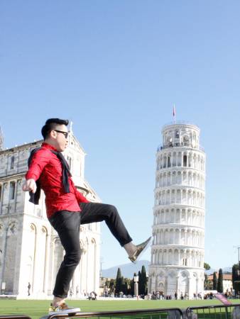 意大利闻名于世的比萨斜塔。