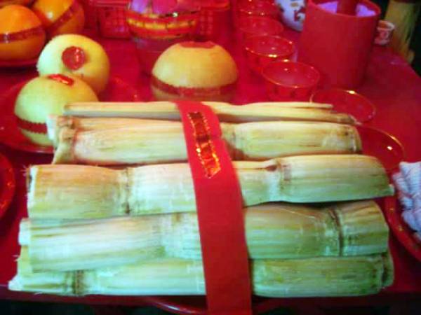 拜天公的时候，有的人会把甘蔗切成一小节，再用红彩带捆绑起来，当作祭品之一。