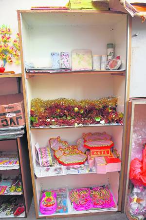 小黑师父走遍各大商店采集天公座的原料,而他秉持着让善信发财的宗旨,因此价钱大众化。