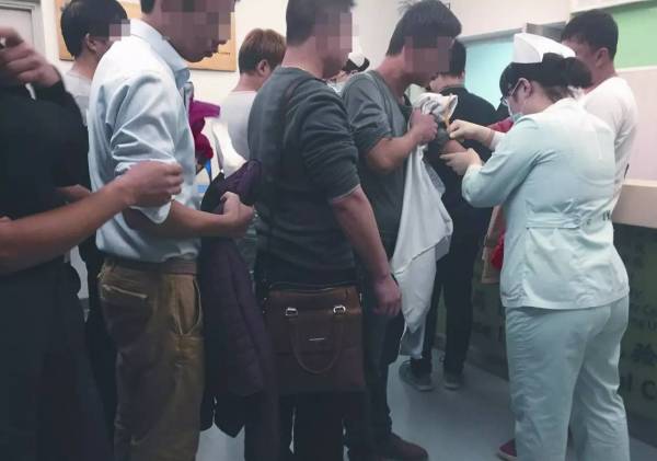 中国北京某医院，试药体检筛查中，医生为受试者筛查针眼。按照规定，受试者在医院参加体检筛选后未超过5天不能参加下一家医院筛选。