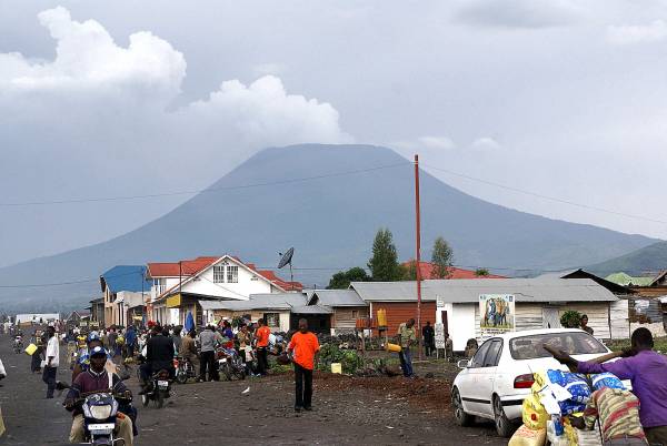 2002年因火山爆发，大量熔浆流入湖底点燃甲烷气体，引起大爆炸，造成200万人死亡。
