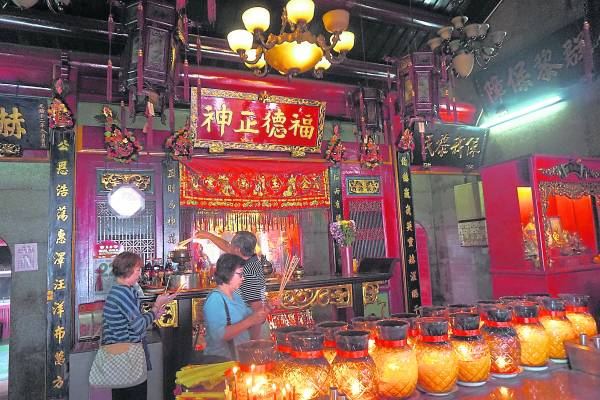 炜轩大师说,在庙祈福点灯可以提升一个人的智慧。