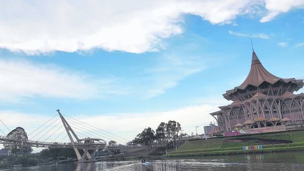 耗资了3,500万令吉打造的S型“黄金桥”富有时代感，是目前砂拉越的新地标。