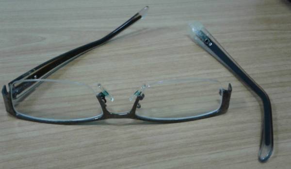 陈木河总可以让损坏的眼镜获得“重生”。