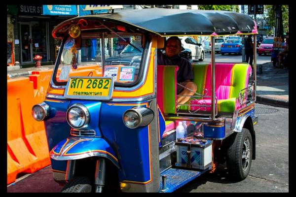 嘟嘟车是泰国著名的交通工具，但也延伸出许多司机敲诈的问题。